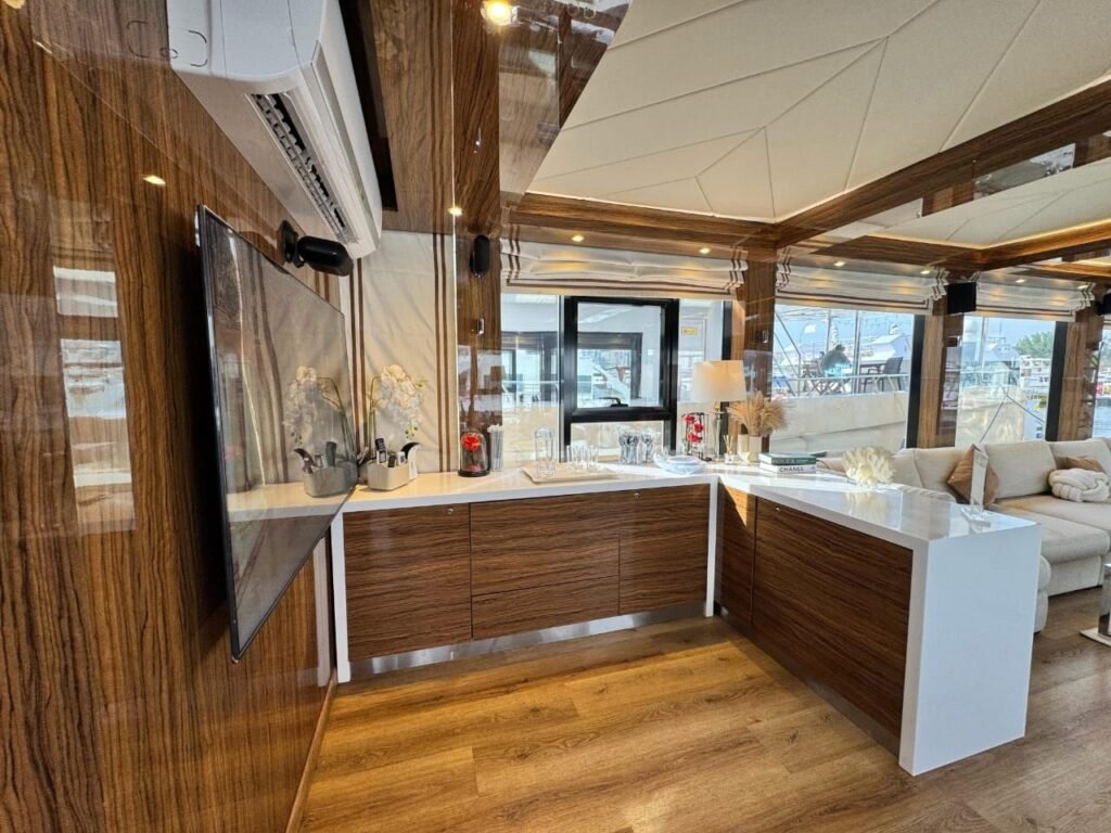Amber Regent – yacht rental at Yas Marina (5)