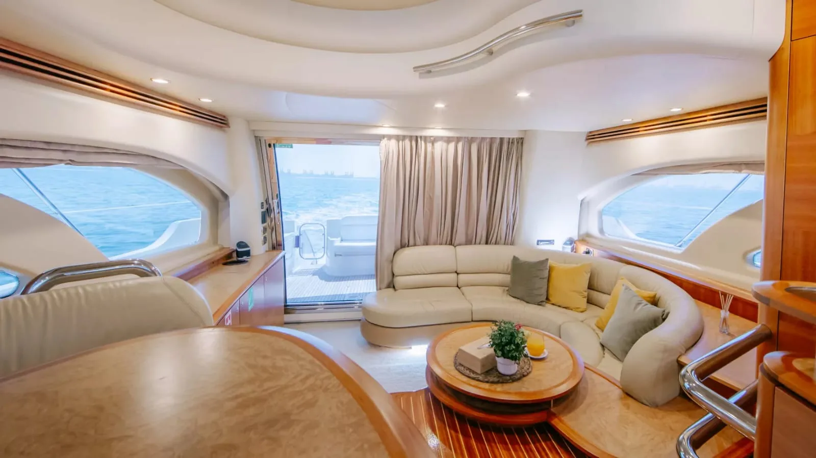 Sea Falcon 55 – аренда яхты в Абу-Даби (3)