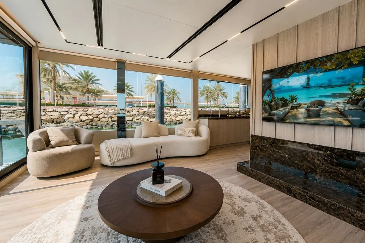 Yas Lounge – yacht rental at Yas Marina (4)