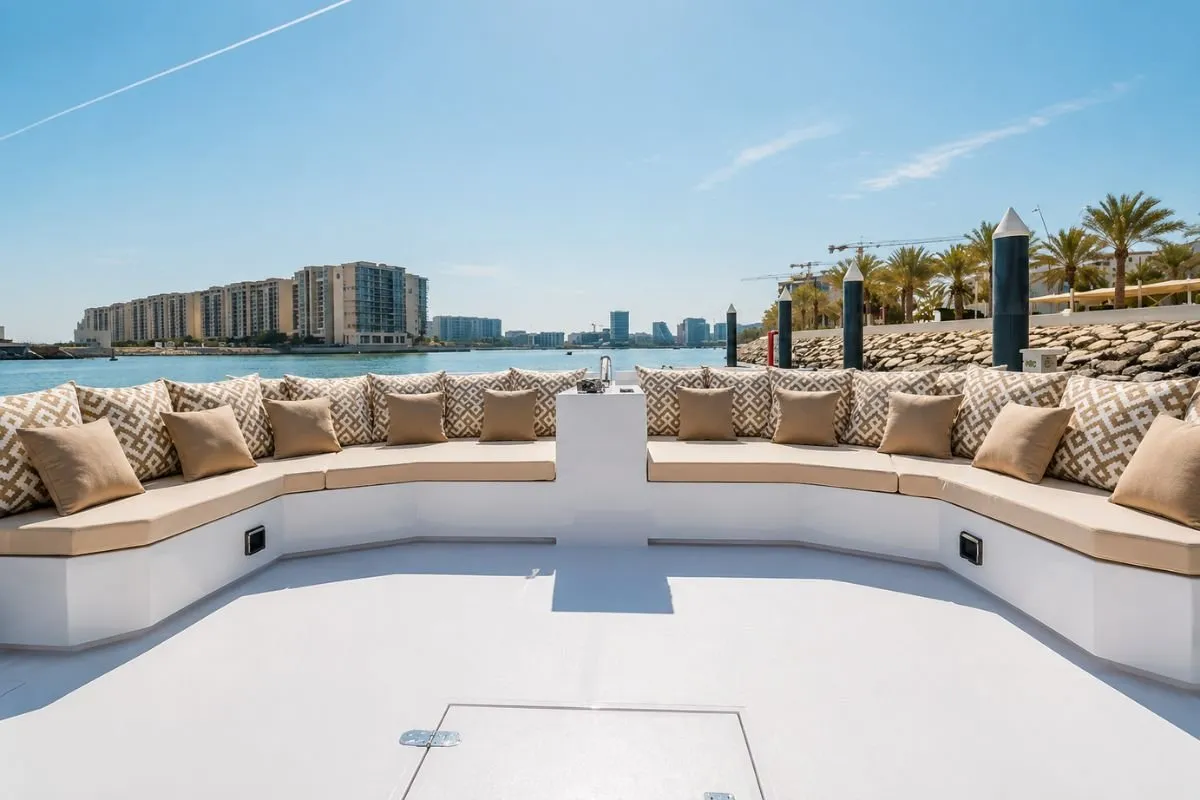 Yas Lounge – yacht rental at Yas Marina (5)